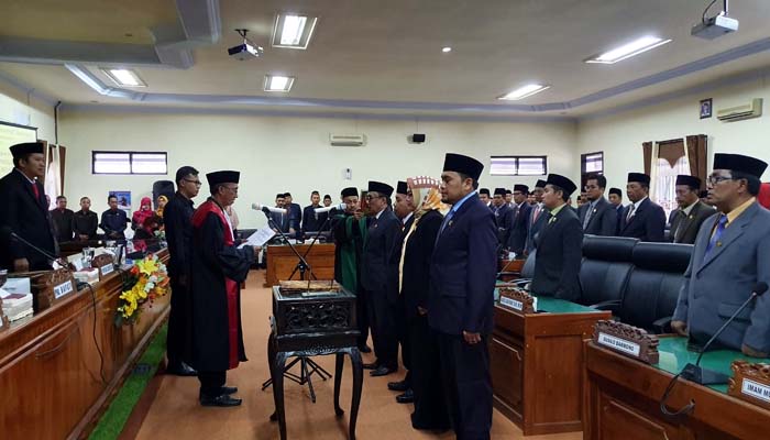 Rapat Paripurna pelantikan 4 ungsur pimpinan DPRD Kabupaten Trenggalek