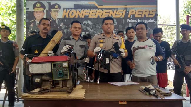 Polisi amankan 7 pelaku pengrusakan bangunan di kawasan tebing via verata Kecamatan Watulimo beserta barang buktinya