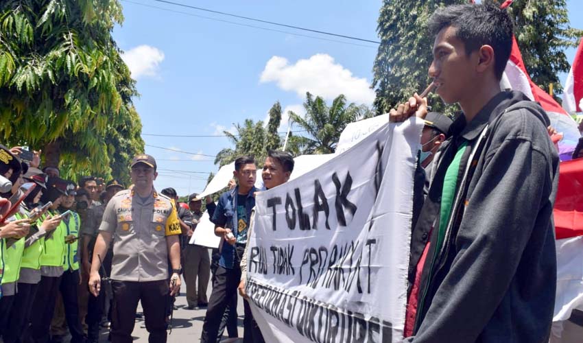 Aksi demonstran di depan Gedung DPRD Kabupaten Trenggalek. (mil)