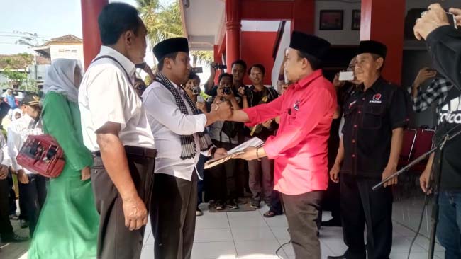 Puryono serahkan berkas pendaftaran bakal calon Bupati atau Wakil Bupati Trenggalek kepada Sekretaris DPC PDI Perjuangan Doding Rahmadi