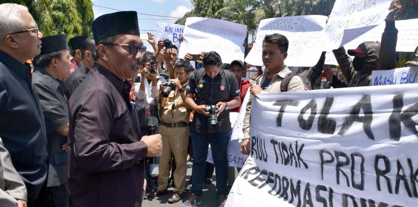 Ketua DPRD Kabupaten Trenggalek Samsul Anam beserta wakil rakyat yang lain turun temui masa demonstrasi didepan Gedung DPRD