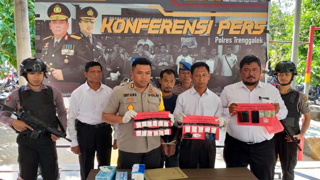 Kapolres Trenggalek didampingi Kasat Reserse Narkoba Polres Trenggalek tunjukkan barang bukti pil dobel L