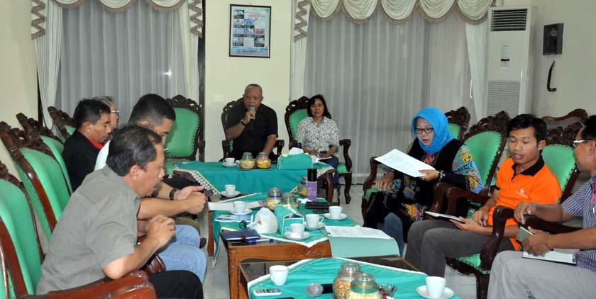 Assisten 1 Pemerintahan Kabupaten Trenggalek bersama Kabag Protokol Dan Rumah Tangga saat melakukan rapat koordinasi di gedung Bhawarasa