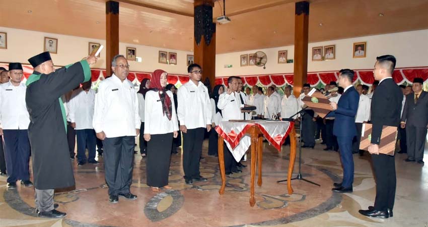 Bupati Trenggalek melantik dan mengambil sumpah 30 pejabat di pendopo Agung Manggala Praja Nugraha