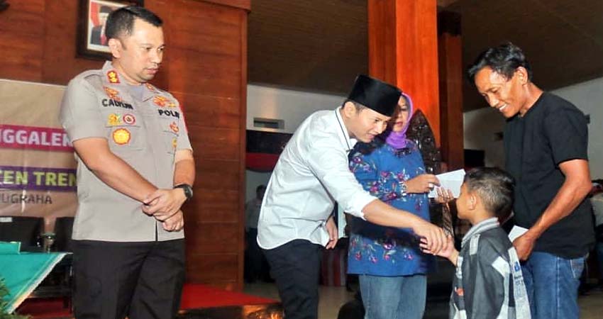 Bupati Trenggalek memberikan bantuan kepada perwakilan pengungsi Wamena di pendopo