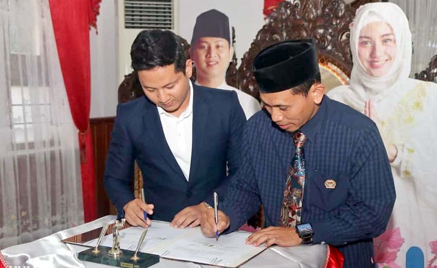 Bupati Arifin tandatangani Naskah Perjanjian Hibah Daerah (NPHD) bersama Ketua KPU Kabupaten Trenggalek. (mil)