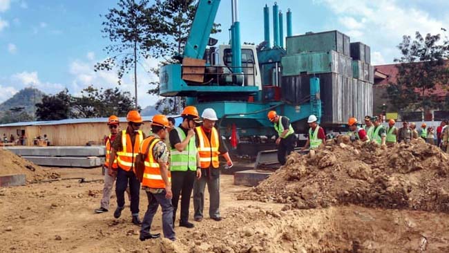 Bupati Trenggalek meninjau lokasi pembangunan Gelanggang Olahraga tipe B