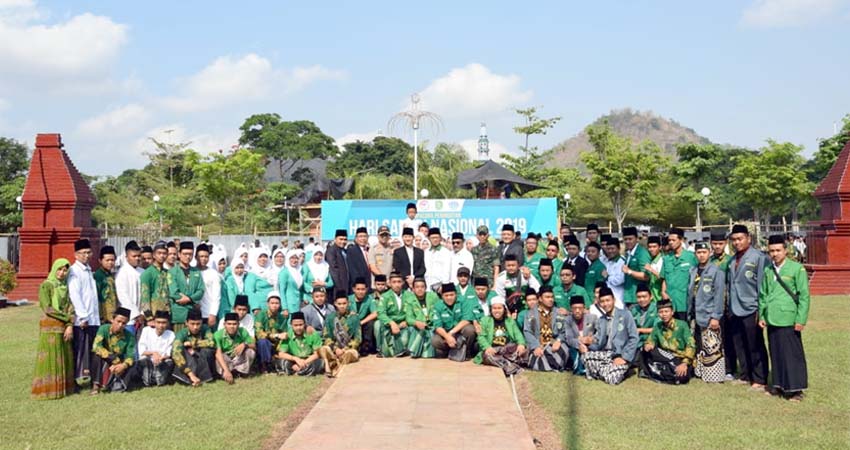 Bupati Trenggalek bersama jajaran Forkopimda foto bersama para santri