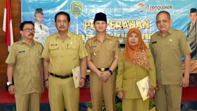 Bupati Trenggalek (tengah) berfoto bersama dengan PNS yang purna tugas