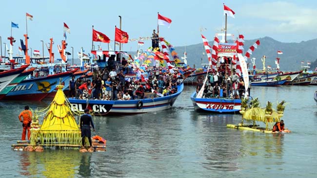 Gunungan tumpeng raksasa dilabuh ke tengah laut