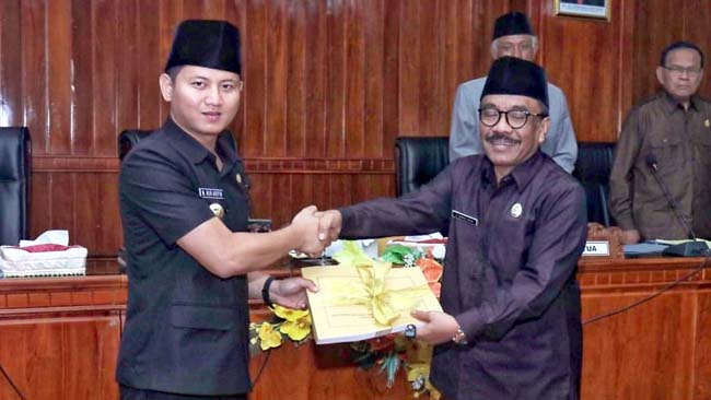 Bupati Trenggalek serahkan nota penjelasan Perubahan APBD ke Ketua DPRD Kabupaten Trenggalek