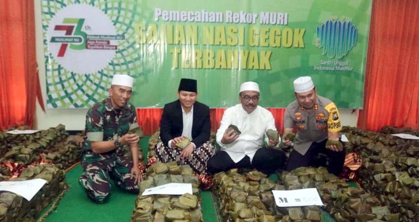 (tengah) Bupati dan Forkopimda Trenggalek menunjukkan ribuan nasi gegok dalam rangka Harlah Muslimat NU di pendopo Agung Manggala Praja Nugraha