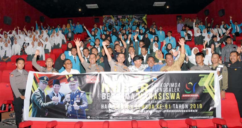 nonton bareng film Susi Susanti bersama Mahasiswa Trenggalek