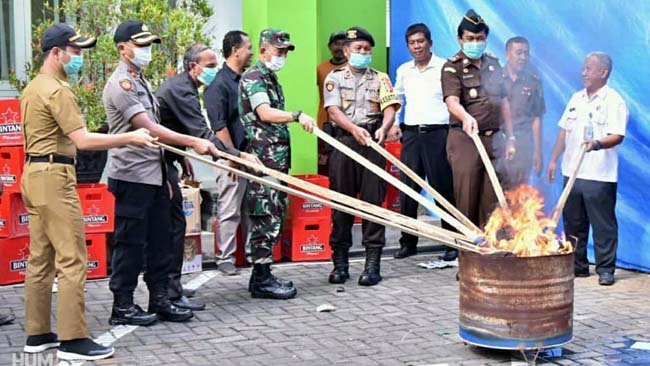 Jajaran Forkopimda Kabupaten Trenggalek melakukan pemusnahan barang bukti miras dan Narkotika di halaman Kantor Kejari Trenggalek