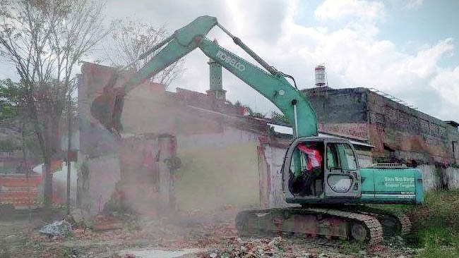 Pemerataan bangunan yang masih berdiri di atas lahan calon Pasar Pon yang baru