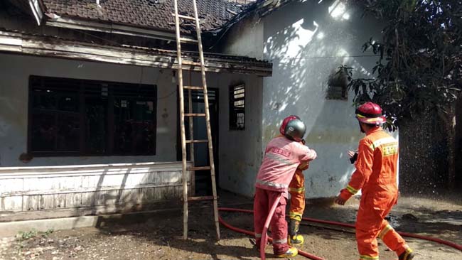 Petugas pemadam kebakaran melakukan upaya pemadaman api di lokasi