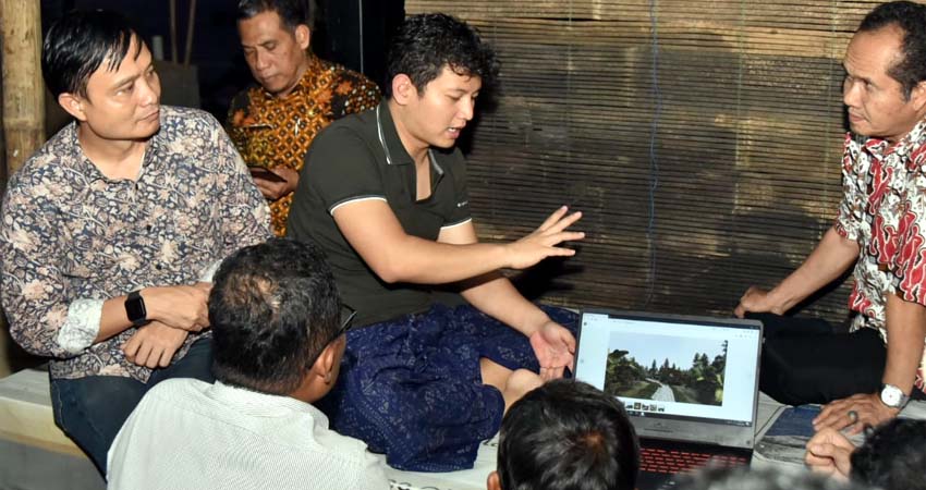 Bupati Arifin saat mempresentasikan pengembangan obyek wisata di Pantai Mutiara