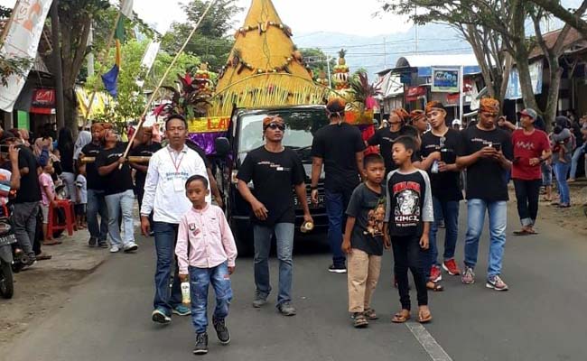 Tradisi Turun Temurun, Labuh Larung Sembonyo Dilakukan di Pantai Karanggongso