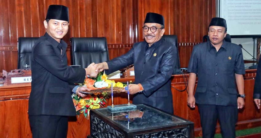 Ketua DPRD dan Bupati Trenggalek saat rapat paripurna