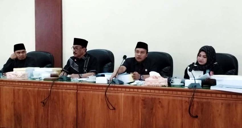 Ketua DPRD Kabupaten Trenggalek, Samsul Anam saat memimpin rapat Banggar