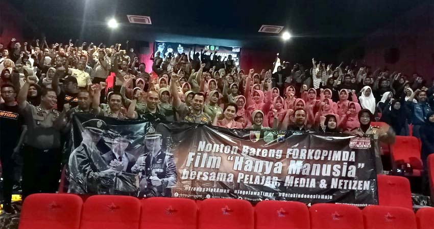 Kapolres Trenggalek foto berdua peserta Nobar film Hanya Manusia di bioskop New Star Cineplex