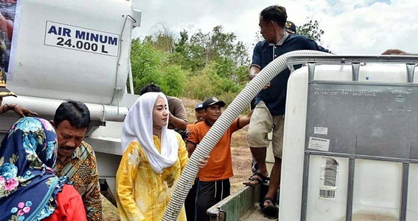 Ketua TP PKK Kabupaten Trenggalek distribusi air bersih ke warga terdampak kekeringan