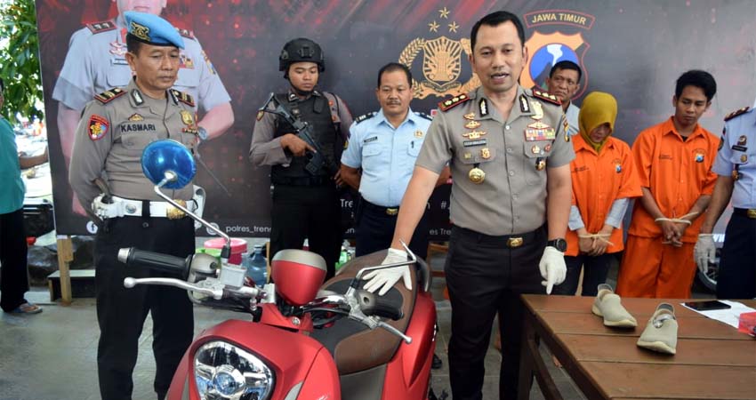 Kapolres Trenggalek tunjukkan barang bukti sepeda motor yang dipakai pelaku dalam melancarkan aksinya