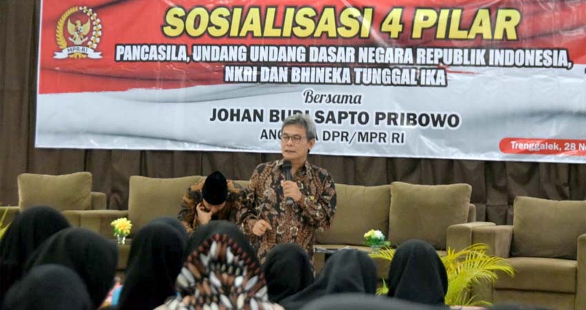 Johan Budi saat sosialisasi 4 pilar bersama mahasiswa Trenggalek di Hall Hotel Jaaz Trenggalek. (ist)