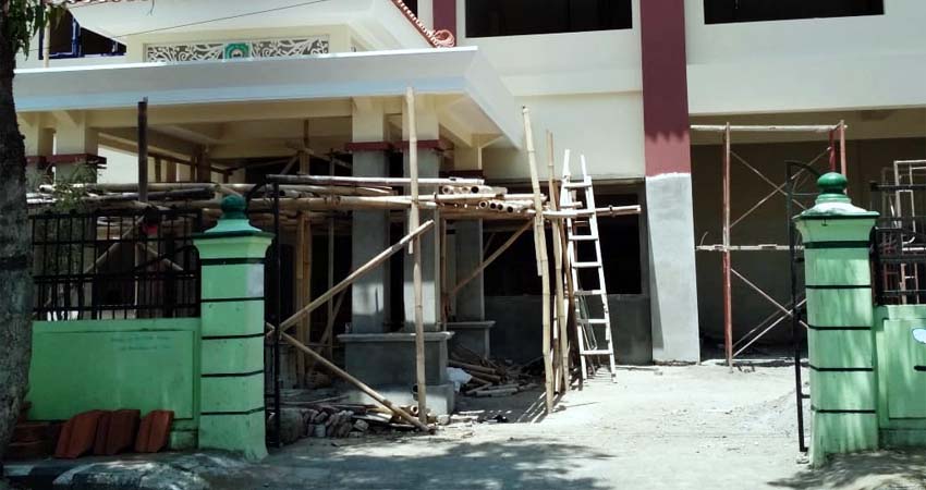 Kantor Kesbangpol Trenggalek masih dalam proses renovasi. (mil)