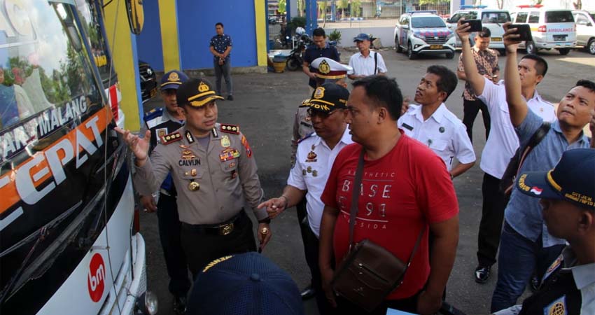 Kapolres Trenggalek mengecek kelayakan angkutan umum di terminal Surondakan. (mil)