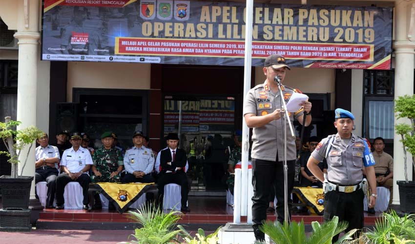 Kepala Kepolisian Resor Trenggalek pimpin apel gelar pasukan dalam rangka Operasi Lilin Semeru 2019. (mil)