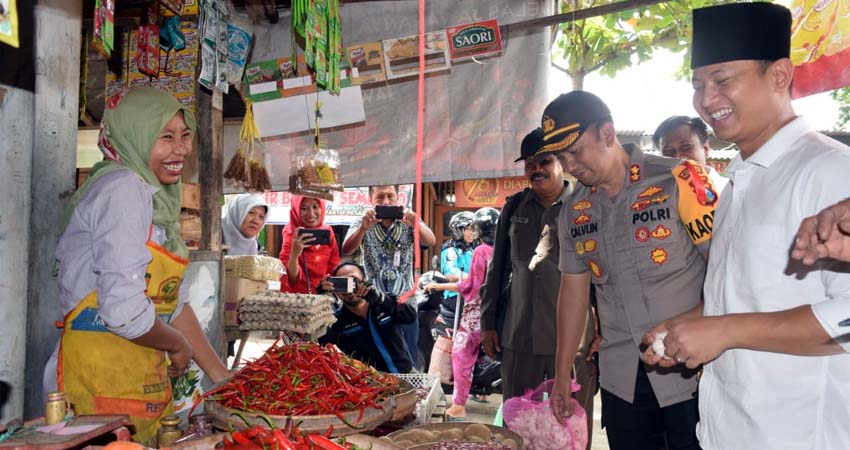 Bupati dan Kapolres Trenggalek sidak harga sembako di Pasar tradisional. (mil)