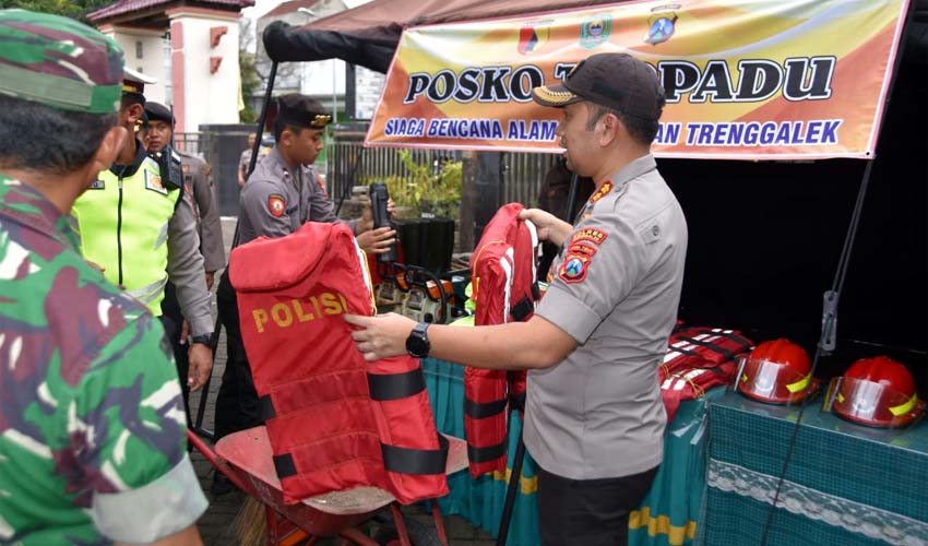 TINJAU : Kapolres Trenggalek meninjau posko bencana guna antisipasi terjadinya bencana. (ist)