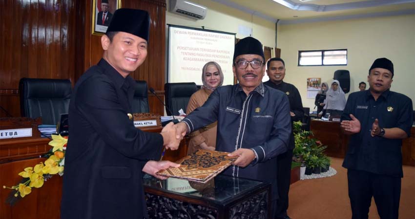 Ketua DPRD Kabupaten Trenggalek sahkan Perda Pendidikan Keagamaan dalam rapat paripurna bersama unsur Forkopimda. (ist)