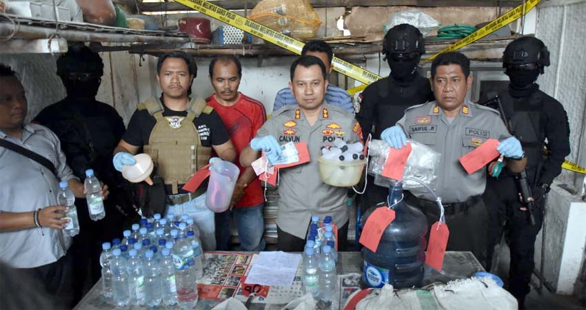 Polisi amankan pelaku beserta barang buktinya. (mil)