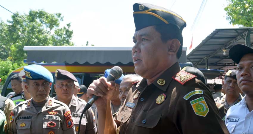 Kepala Kejaksaan Negeri Trenggalek, Lulus Mustofa saat menemui masa aksi di depan Kantor Kejari. (mil)