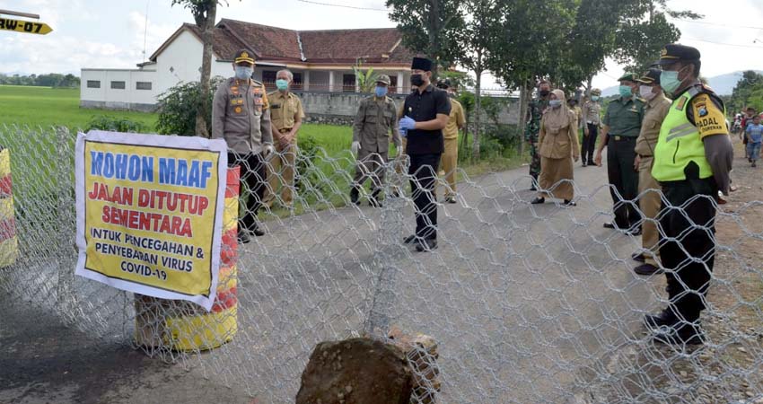 Bupati Trenggalek bersama Forkopimda meninjau lokasi pembatasan wilayah Trenggalek- Tulungagung di Desa Malasan Kecamatan Durenan