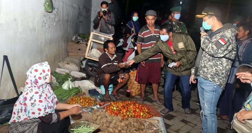 Bupati Trenggalek membagikan masker kepada para pedangang di Pasar Subuh. (ist)