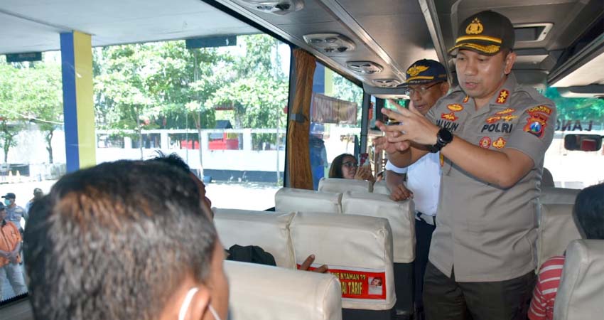 Cegah Virus Corona, Kapolres Trenggalek Pimpin Aksi Bersih di Terminal Bus Surondakan