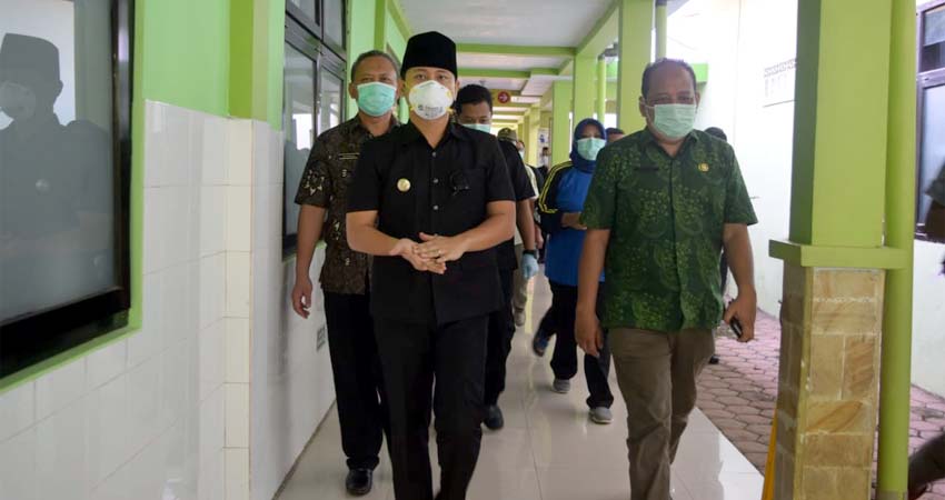 Jadi Rumah Sakit Rujukan, Bupati Trenggalek Sidak Ruang Isolasi Di RSUD Dr Soedomo