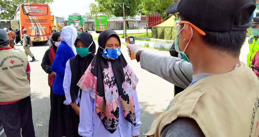 Sejumlah santri menjalani pemeriksaan di check point di Terminal Durenan. (ist)