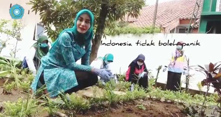 Ketua TP PKK Kabupaten Trenggalek, Novita Hardiny saat menanam rempah - rempah di rumah dinas. (ist)