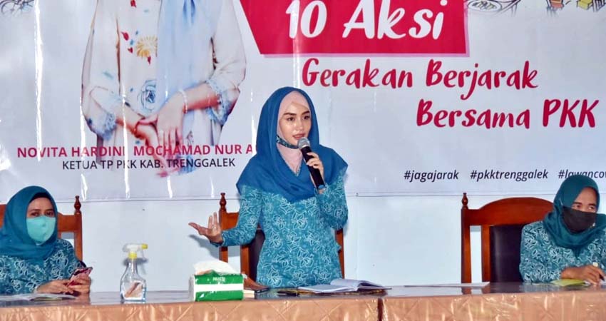 Ketua TP PKK Trenggalek saat memberikan sosialisasi terkait 10 rencana aksi dalam gerakan berjarak. (ist)