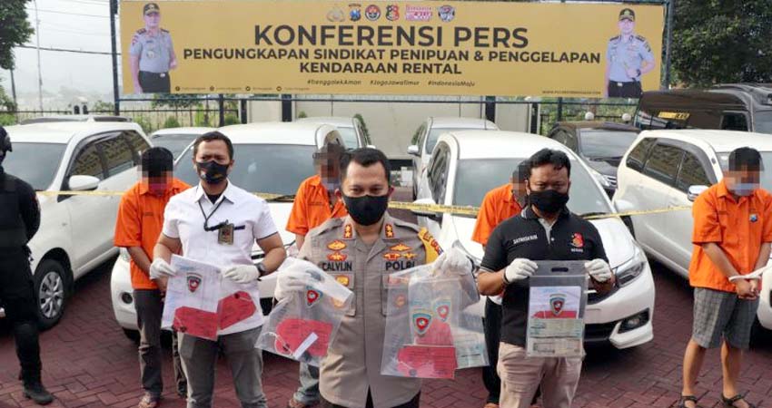 Kapolres Trenggalek (tengah) tunjukkan barang bukti hasil tipu gelap mobil rental. (ist)