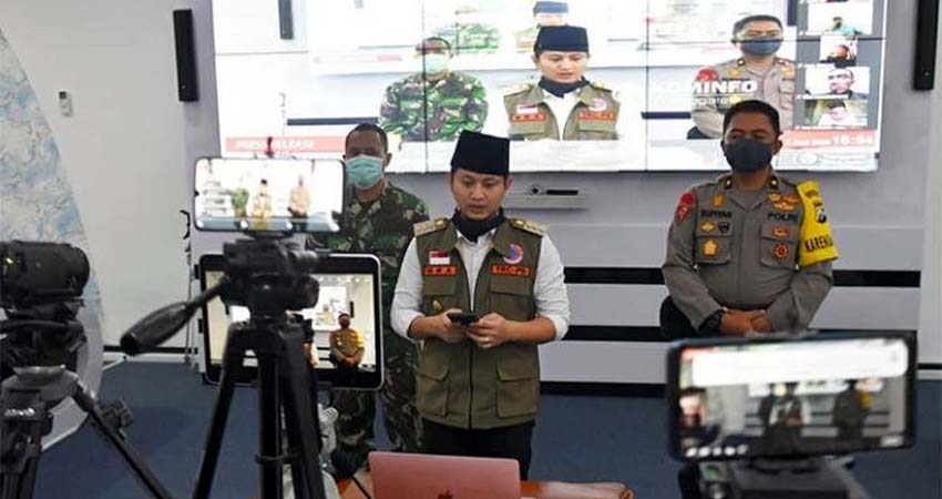 Bupati Trenggalek saat mengumumkan tambahan pasien Positif Covid-19 melalui teleconference. (ist)