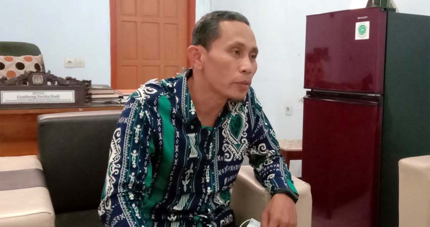 Ketua KPU Kabupaten Trenggalek, Gembong Derita Hadi saat ditemui di ruang kerjanya. (ist)