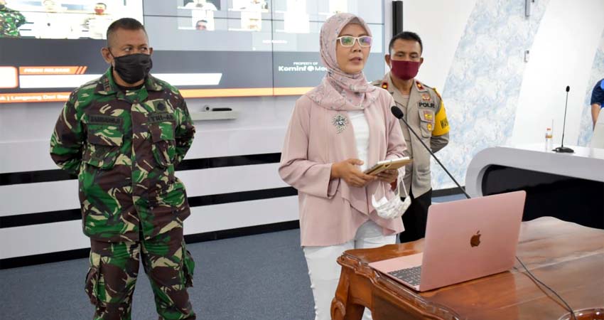 Juru Bicara Gugus Tugas Covid-19 Kabupaten Trenggalek, dr. Murti Rukiyandari saat mengumumkan tambahan pasien 15 melalui teleconference di gedung Smart Center