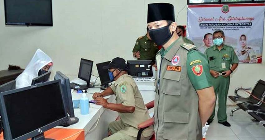 Bupati Trenggalek launching percepatan Layanan Pengiriman Administrasi Kependudukan di kantor Dukcapil. (ist)