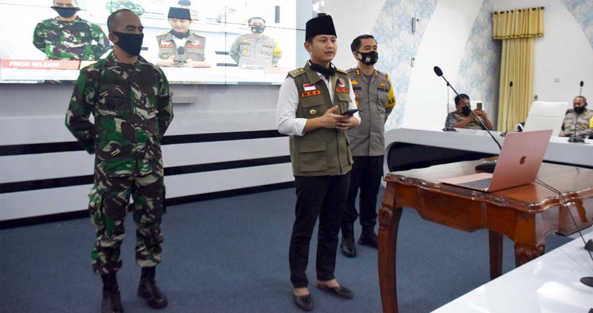 Bupati Trenggalek saat teleconference di Gedung Smart Center dan didampingi Kapolres Trenggalek serta Dandim 0806. (ist)