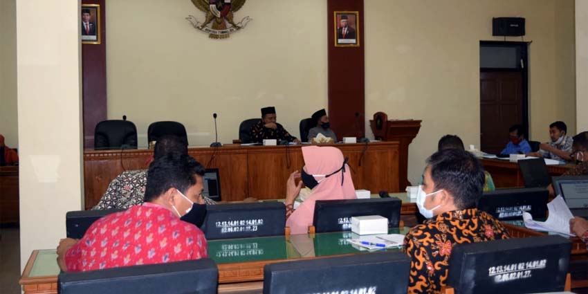 Suasana rapat kerja Pansus II DPRD Trenggalek bersama Tim Asistensi di Aula gedung DPRD Trenggalek. (ist)